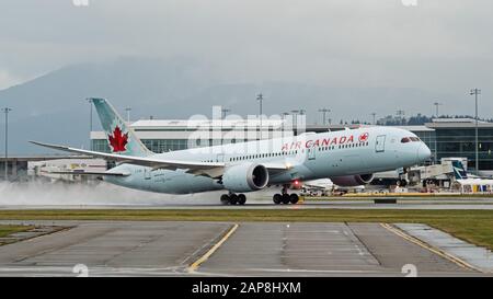 Richmond, British Columbia, Canada. 21st Gen 2020. Un Boeing 787-9 Dreamliner (B-FGEI) di Air Canada con un aereo di linea a fusoliera larga parte dall'Aeroporto Internazionale di Vancouver con un volo da Vancouver a Shanghai, 21 gennaio 2020. Credito: Bayne Stanley/Zuma Wire/Alamy Live News Foto Stock