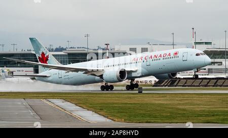 Richmond, British Columbia, Canada. 21st Gen 2020. Un Boeing 787-9 Dreamliner (B-FGEI) di Air Canada con un aereo di linea a fusoliera larga parte dall'Aeroporto Internazionale di Vancouver con un volo da Vancouver a Shanghai, 21 gennaio 2020. Credito: Bayne Stanley/Zuma Wire/Alamy Live News Foto Stock