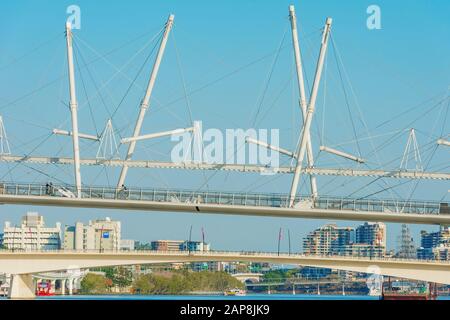 Ponte Kurilpa, ponte pedonale che attraversa il fiume Brisbane, Brisbane, Queensland Australia Foto Stock