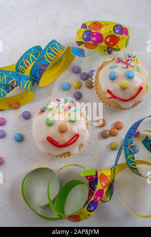 muffin carnival clown decorati con lenticchie di cioccolato multicolore Foto Stock