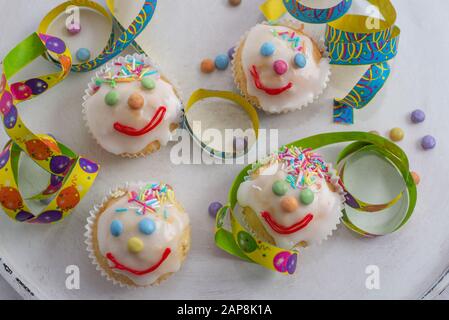 muffin carnival clown decorati con lenticchie di cioccolato multicolore Foto Stock