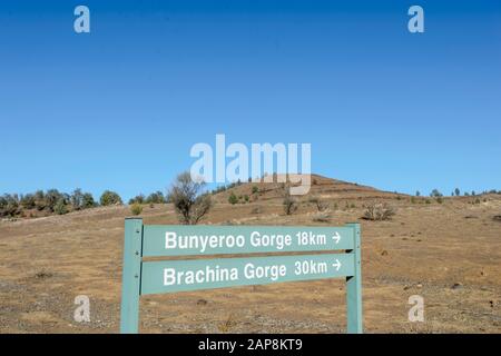 Cartello per le famose gole di Bunyeroo e Brachina, Parco Nazionale delle catene Ikara-Flinders, Australia Meridionale, Australia Foto Stock