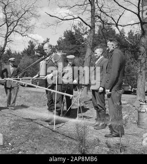 Lavoratori, impianti di irrorazione, alberi, automobili Data: Parole Chiave non utilizzate: Lavoratori, automobili, alberi, impianti di irrorazione Foto Stock