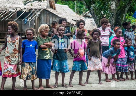Gli abitanti del villaggio di Melanesian accolgono i passeggeri da una crociera di spedizione all'isola di Makira (San Cristobal), provincia di Makira-Ulawa, Isole Salomone Foto Stock