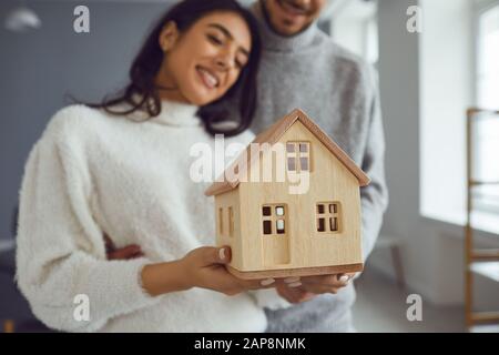 Concetto di famiglia acquisto affitto vendita vendita casa vendita appartamento immobiliare. Foto Stock