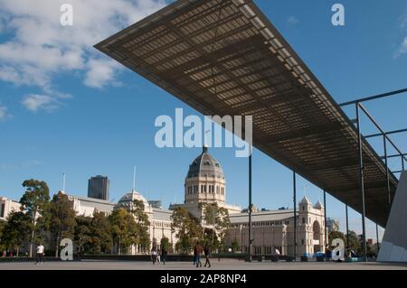 Royal Exhibition Building visto dal Melbourne Museum, Melbourne, Australia Foto Stock