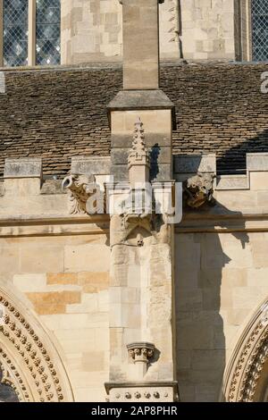 Immagini della cattedrale di Gloucester e dei suoi dintorni in chiaro sole invernale. Dettaglio del lavoro in pietra Foto Stock