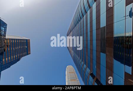 Guardando attraverso i grattacieli nel centro di Hong Kong, Connaught Road Foto Stock