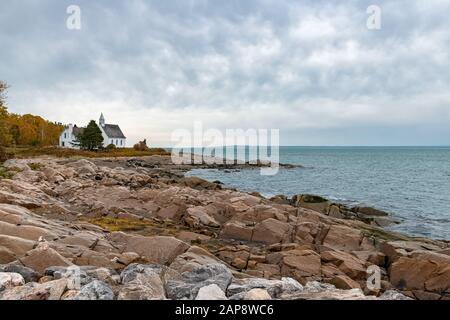 Canada, una piccola chiesa sulla riva del Saint-Laurent, bella baia Foto Stock