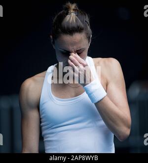 Melbourne, Australia. 22nd Gen 2020. Petra Martic della Croazia reagisce durante la seconda partita femminile contro Julia Goerges della Germania al torneo australiano di tennis aperto 2020 a Melbourne, Australia, 22 gennaio 2020. Credito: Zhu Hongye/Xinhua/Alamy Live News Foto Stock