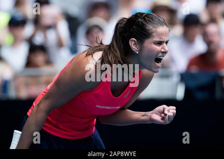 Melbourne, Australia. 22nd Gen 2020. Julia Goerges, Germania, celebra durante la seconda partita di tennis femminile contro Petra Martic, Croazia, al torneo australiano di tennis aperto 2020 a Melbourne, Australia, 22 gennaio 2020. Credito: Zhu Hongye/Xinhua/Alamy Live News Foto Stock