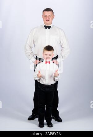 fiducia e valori. moda maschile. buon bambino con padre. incontro d'affari. piccolo ragazzo con papà esthete uomo d'affari. giorno di famiglia. padre e figlio in abito formale. stile tuxedo. esthete Foto Stock