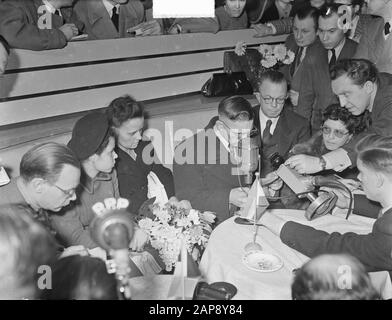 Arrivo Bertha Hertogh A Schiphol Data: 14 Dicembre 1950 Luogo: Amsterdam, Noord-Holland Parole Chiave: Arrivi, Aeroporti Nome Personale: Hertogh Berta Foto Stock