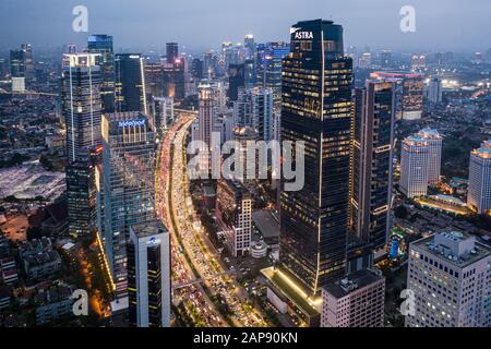 Giacarta, Indonesia - 17 gennaio 2020: Vista aerea del traffico pesante bloccato in un ingorgo nel quartiere degli affari di Giacarta lungo il sudirman molto affollato Foto Stock