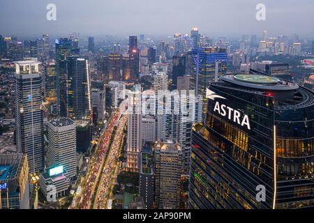 Giacarta, Indonesia - 17 gennaio 2020: Vista aerea del traffico pesante bloccato in un ingorgo nel quartiere degli affari di Giacarta lungo il sudirman molto affollato Foto Stock