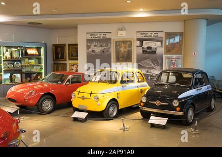 Athens, Grecia - 22 DIC 2019: vista interna della Hellenic Motor Museum nella città di Atene. Raccolta di classico senza tempo autovetture provenienti da tutto il mondo Foto Stock