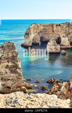 Tranquilla baia di Praia da Marinha, Algarve, PORTOGALLO Foto Stock