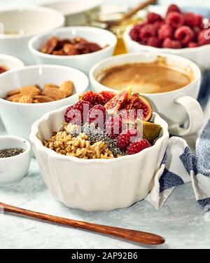 Porridge di farina d'avena con lampone e mela in una ciotola Foto Stock