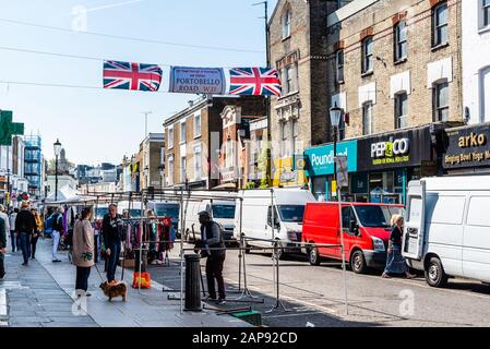 Londra, Regno Unito - 15 maggio 2019: Il venditore ha istituito uno stallo al mercato di seconda mano di Portobello a Notting Hill Foto Stock