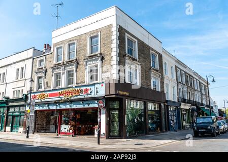 Londra, Regno Unito - 15 Maggio 2019: Il Negozio Del Mercato Di Portobello Road, Notting Hill, Famoso In Tutto Il Mondo Foto Stock
