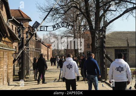 16.03.2015, Auschwitz, Polonia, Europa - porta d'ingresso all'ex campo di concentramento di Auschwitz i (campo principale) con il suo slogan Arbeit macht frei. Foto Stock