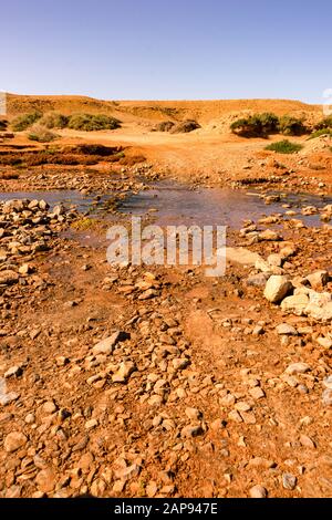 un guado nel deserto nel sud del marocco alla plage blanche Foto Stock