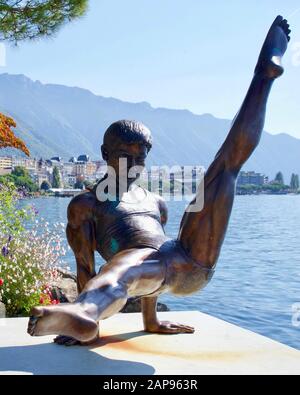 Statua li Ning 'le Prince de la gymnastique' di Sébastien Gouezigoux. Lago Di Ginevra, Montreux, Canton Vaud, Svizzera. Foto Stock