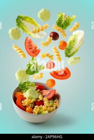 Insalata di pasta battenti in grassetto, per lavoro, ufficio, veloce ma il cibo sano, isolato da sfondo verde Foto Stock