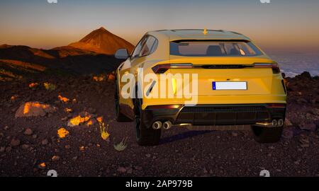 Lamborghini Urus super SUV in cima alla montagna all'alba Foto Stock