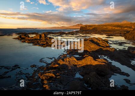 Scogliera rocciosa a Fuerteventura nella calda luce del sole che tramonta. Vicino A Morro Jable Foto Stock