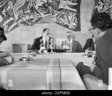 Arrivo Ministro degli affari esteri sig. J. M. A. H. Lun all'aeroporto di Schiphol, il Ministro Lun (a sinistra) e il gabinetto formateur prof. De. Quay Durante La Data: 11 Aprile 1959 Foto Stock