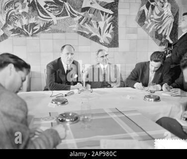 Arrivo Ministro degli affari esteri sig. J. M. A. H. Lun all'aeroporto di Schiphol, il Ministro Lun (a sinistra) e il gabinetto formateur prof. De. Quay Durante La Data: 11 Aprile 1959 Foto Stock