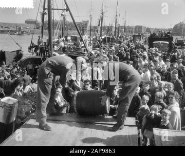 Arrivo nuovo Aringa a Scheveningen richiesto dal Noorderkroon Data: 22 maggio 1959 Foto Stock