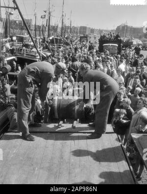 Arrivo nuovo Aringa a Scheveningen richiesto dal Noorderkroon, barili con aringa sono sbarcati Data: 22 maggio 1959 Foto Stock
