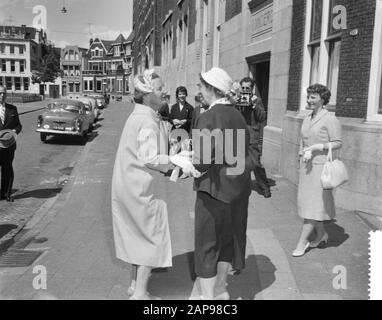 Queen Juliana Visita Il Centro Informazioni Nazionale Di Rotterdam Descrizione: Arrivo Della Regina Juliana Data: 11 Giugno 1959 Località: Rotterdam, South Holland Nome Personale: Juliana (Regina Olanda) Foto Stock