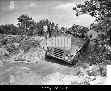 Dimostrazione di veicoli militari esistenti e di recente sviluppo presso l'area di formazione Oirschot vicino alla dimostrazione di Eindhoven con un nuovo tipo di auto blindata YP408 Data: 16 giugno 1959 luogo: Oirschot Parole Chiave: Esercito, veicoli militari Foto Stock