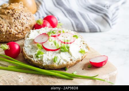 Sana colazione sandwich cottage formaggio e radish cibo ancora vita Foto Stock