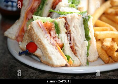 formaggio alla griglia, formaggio alla griglia con pomodoro, formaggio alla griglia con pancetta, cibo da pranzo, sandwich di formaggio alla griglia, colazione, cibo da pub, ristorante, cena, tostato, gr Foto Stock