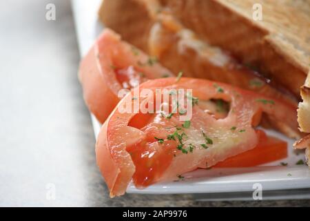 panino di formaggio alla griglia con pancetta e pomodoro tostato per colazione, pranzo o cena in un ristorante delizioso per uno spuntino o un pasto Foto Stock