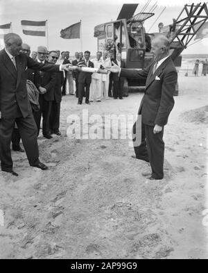 Il sindaco Van Kolfschoten dà inizio alla costruzione del nuovo molo a Scheveningen Data: 17 settembre 1959 luogo: Scheveningen, Zuid-Holland Parole Chiave: MAYORESTERS, segnali di partenza Nome personale: Kolfschoten, Hans van Foto Stock