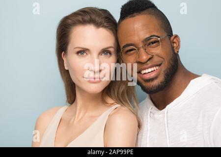 Felice coppia multiculturale in posa per ritratto in studio Foto Stock