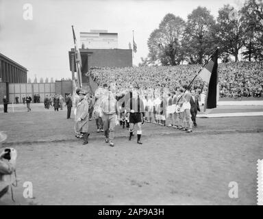 Calcio Germania - Paesi Bassi 7-0 a Colonia Descrizione: Le squadre entrano nello stadio Mungersdorfer Annotation: Frontale sinistra capitano Cor van der Hart, dietro di lui Eddy Pieters Graafland e Jan Klassens.Right il capitano tedesco Herbert Ehrhardt, portiere Fritz Ewert. Visibile anche come 4th uomo Horst Szymaniak Data: 21 Ottobre 1959 luogo: Germania, Colonia Parole Chiave: Sport, calcio Foto Stock