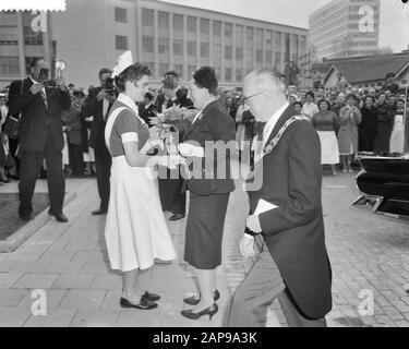 Queen Juliana visita Rotterdam Descrizione: Visita all'ospedale Dijkzigt; un infermiere offre fiori alla regina; sindaco di destra Van Walsum di Rotterdam Data: 24 ottobre 1959 Ubicazione: Rotterdam, Zuid-Holland Parole Chiave: Visite, fiori, sindaci, regine, infermieri, ospedali Nome personale: Juliana (regina Olanda), Walsum, G.E. van Foto Stock