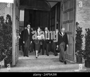 Queen Juliana visita Rotterdam Descrizione: Visita alla chiesa di S. Laurenskerk; la regina lascia la chiesa; sindaco di destra Van Walsum di Rotterdam Data: 24 ottobre 1959 Località: Rotterdam, Zuid-Holland Parole Chiave: Visite, sindaci, chiese, regine Nome personale: Juliana (regina Olanda), Walsum, G.E. van Institutionname: Sint-Laurenskerk Foto Stock