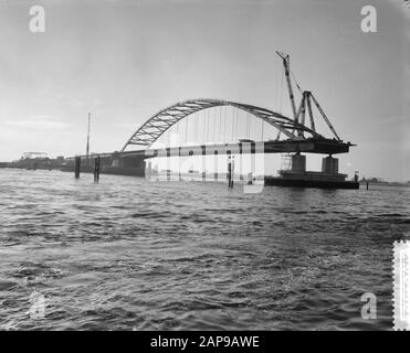 Costruzione ponte stradale sul Merwede vicino Gorinchem Data: 22 dicembre 1959 luogo: Gorinchem Parole Chiave: Ponti stradali Nome personale: Merwede Foto Stock