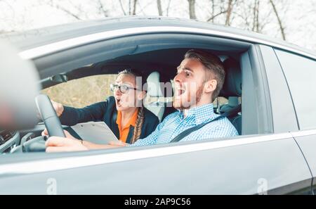 Situazione pericolosa in auto durante le istruzioni di guida o le prove Foto Stock