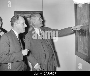 Visita L'Ambasciatore Britannico Sir And Lady Noble Ad Amsterdam. Rijksmuseum. Sir Noble visione pittura Data: 7 marzo 1961 luogo: Amsterdam, Noord-Holland Parole Chiave: Diplomatici, musei, dipinti Nome Persona: Noble, Andrew Foto Stock