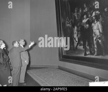 Visita L'Ambasciatore Britannico Sir And Lady Noble Ad Amsterdam. Sir Andrew Noble views The Night Watch Data: 7 marzo 1961 Località: Amsterdam, Noord-Holland Parole Chiave: Visite, diplomatici, musei, dipinti Nome Persona: Noble, Andrew Foto Stock