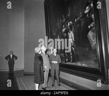 Visita L'Ambasciatore Britannico Sir And Lady Noble Ad Amsterdam. Sir Andrew Noble Views The Night Watch Data: 7 Marzo 1961 Località: Amsterdam, Noord-Holland Parole Chiave: Diplomatici, Musei, Dipinti Nome Personale: Noble, Andrew Foto Stock