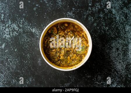 Togliere Il Piatto Indiano Spinach Palak Di Agnello In Scatola Di Plastica Pacchetto / Contenitore. Pronto A Mangiare e Servire. Foto Stock